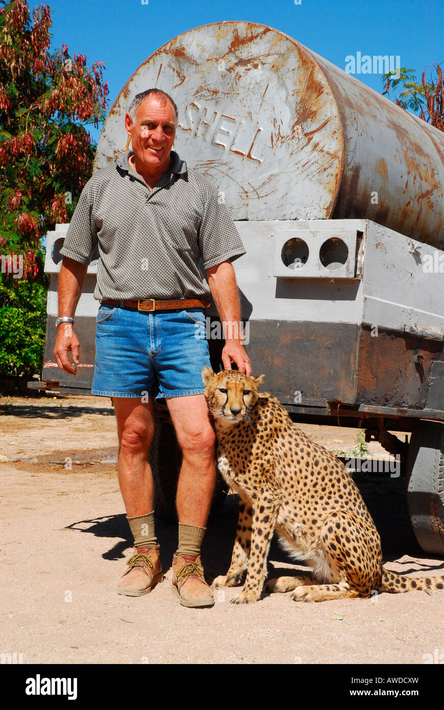 Mann mit zahmen Geparden, Otjitotongwe Cheetah-Park in der Nähe von Kamanjab, Namibia, Afrika Stockfoto