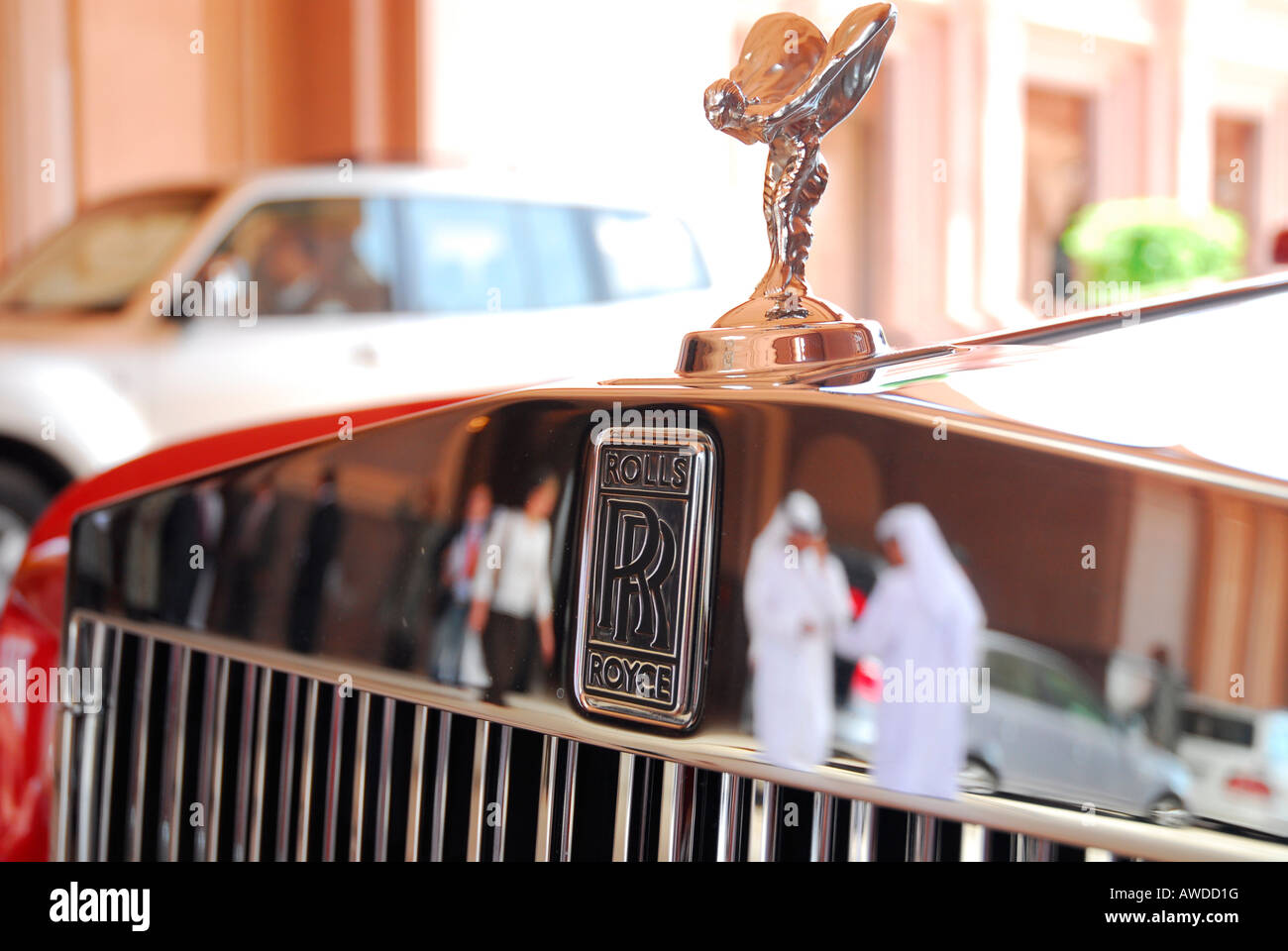 Scheichs reflektiert auf dem verchromten Grill von einem Rolls-Royce, Emirates Palace Hotel Abu Dhabi, Vereinigte Arabische Emirate, Asien Stockfoto