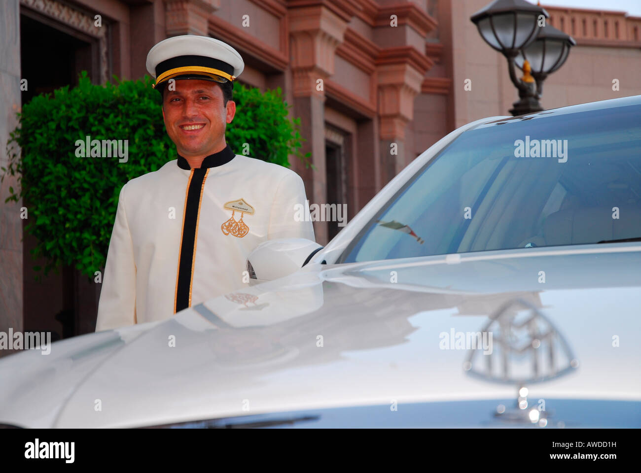 Maybach-Limousinen chauffeur, Hotel Emirates Palace, Abu Dhabi, Vereinigte Arabische Emirate, Asien Stockfoto