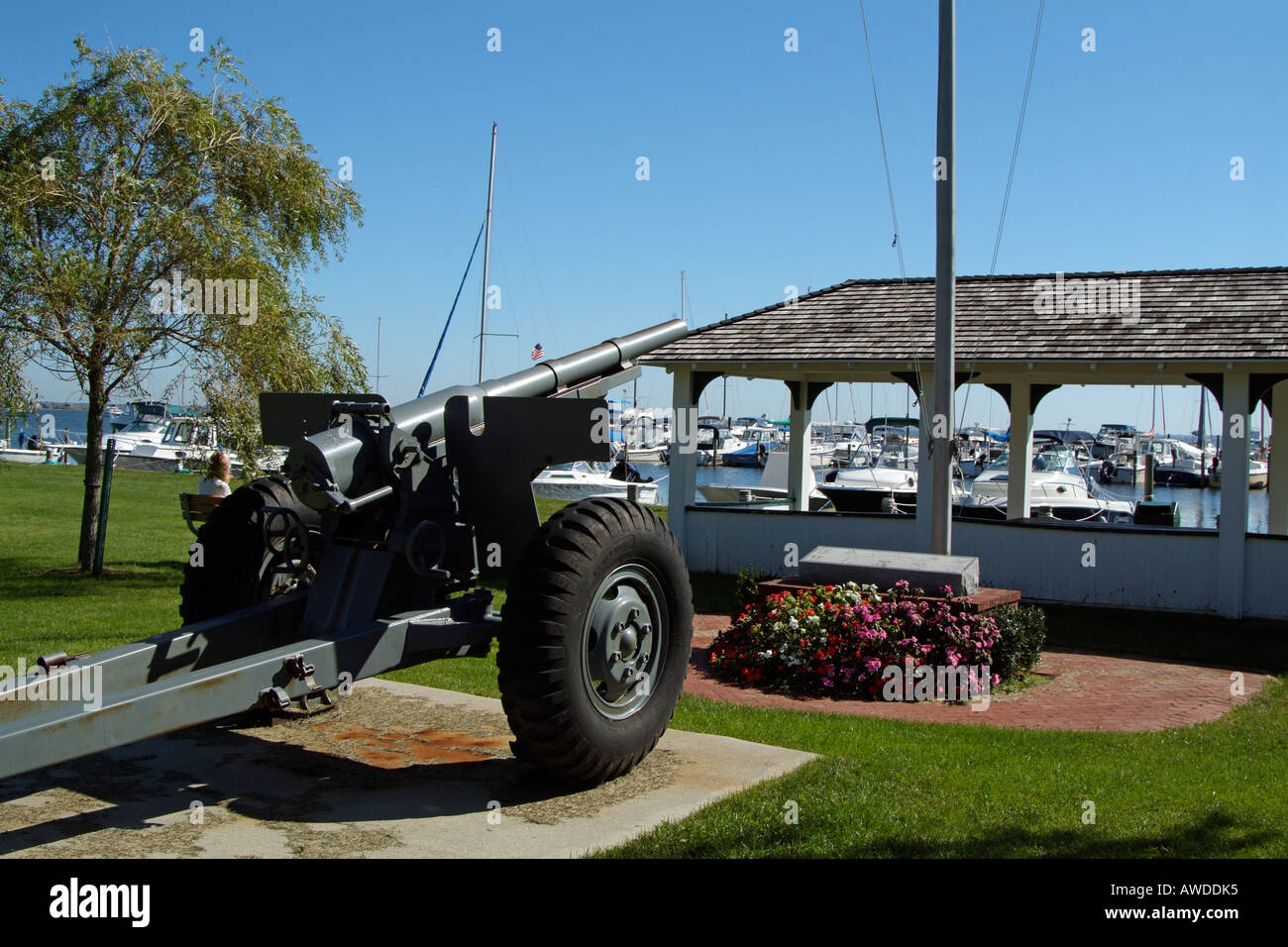 Ein ArtillerieGeschütz mit Blick auf den Yachthafen Bellport Long