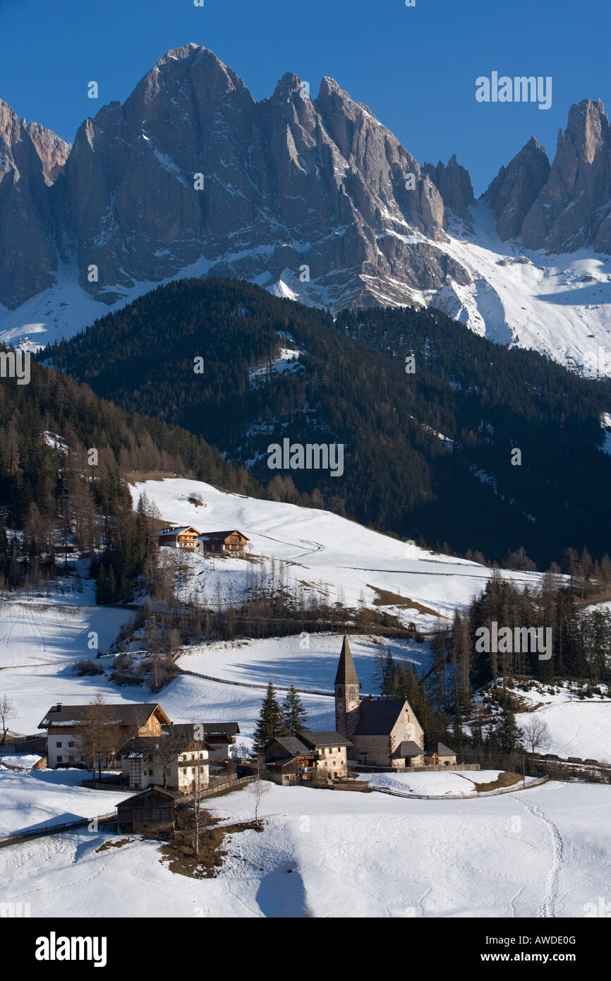 Dorf von St. Magdalena im Winterschnee, Val di Funes, Italien Stockfoto