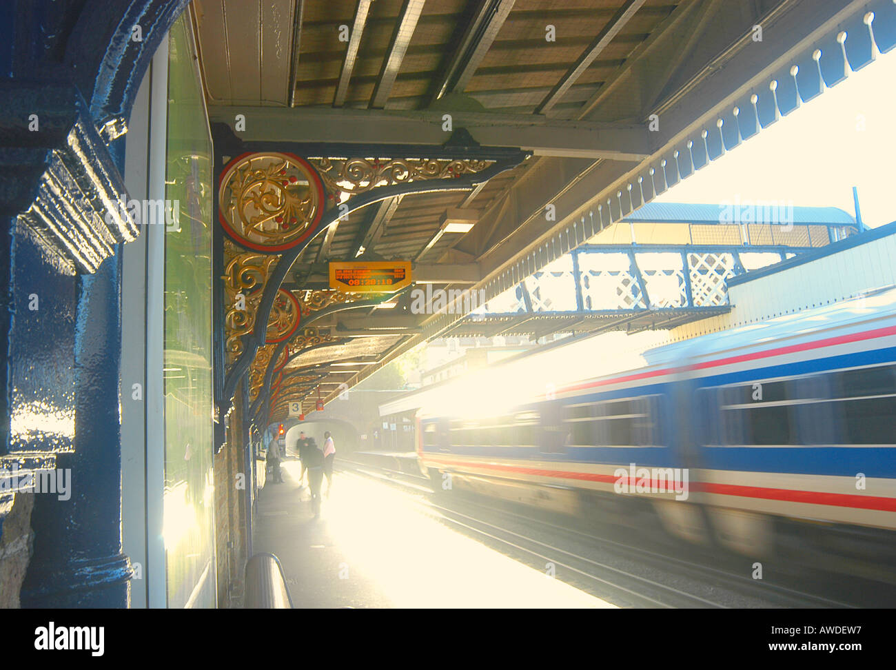Trainieren Sie, Rauschen durch Umsteigebahnhof Beckenham, Kent, UK Stockfoto