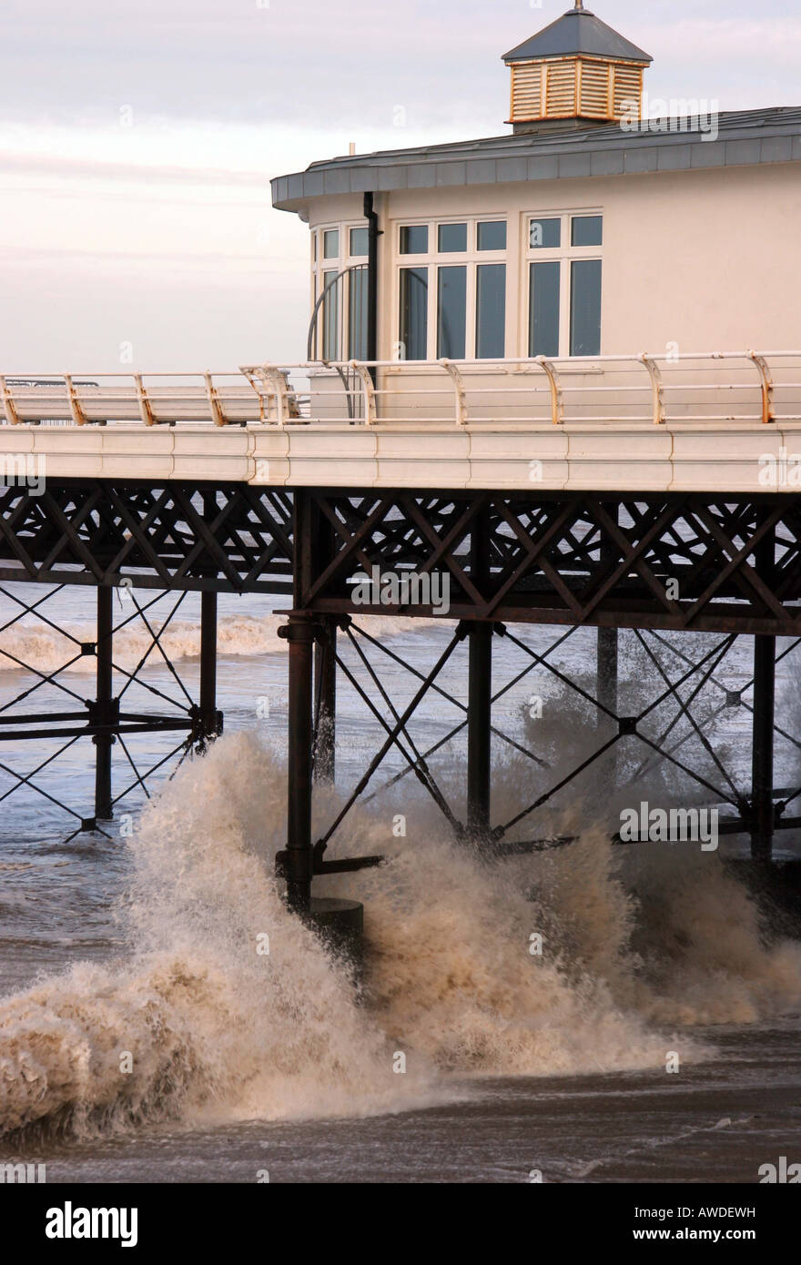 Seitenansicht des Cromer Pier mit Wellen Stockfoto