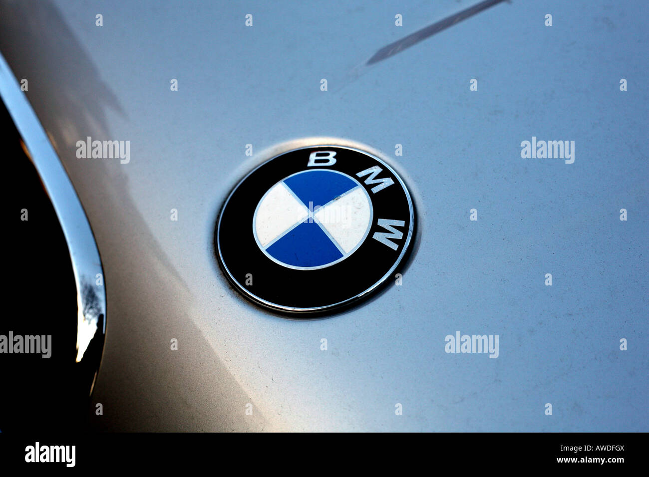 BMW Emblem auf Motorhaube: nur zur redaktionellen Nutzung Stockfotografie -  Alamy