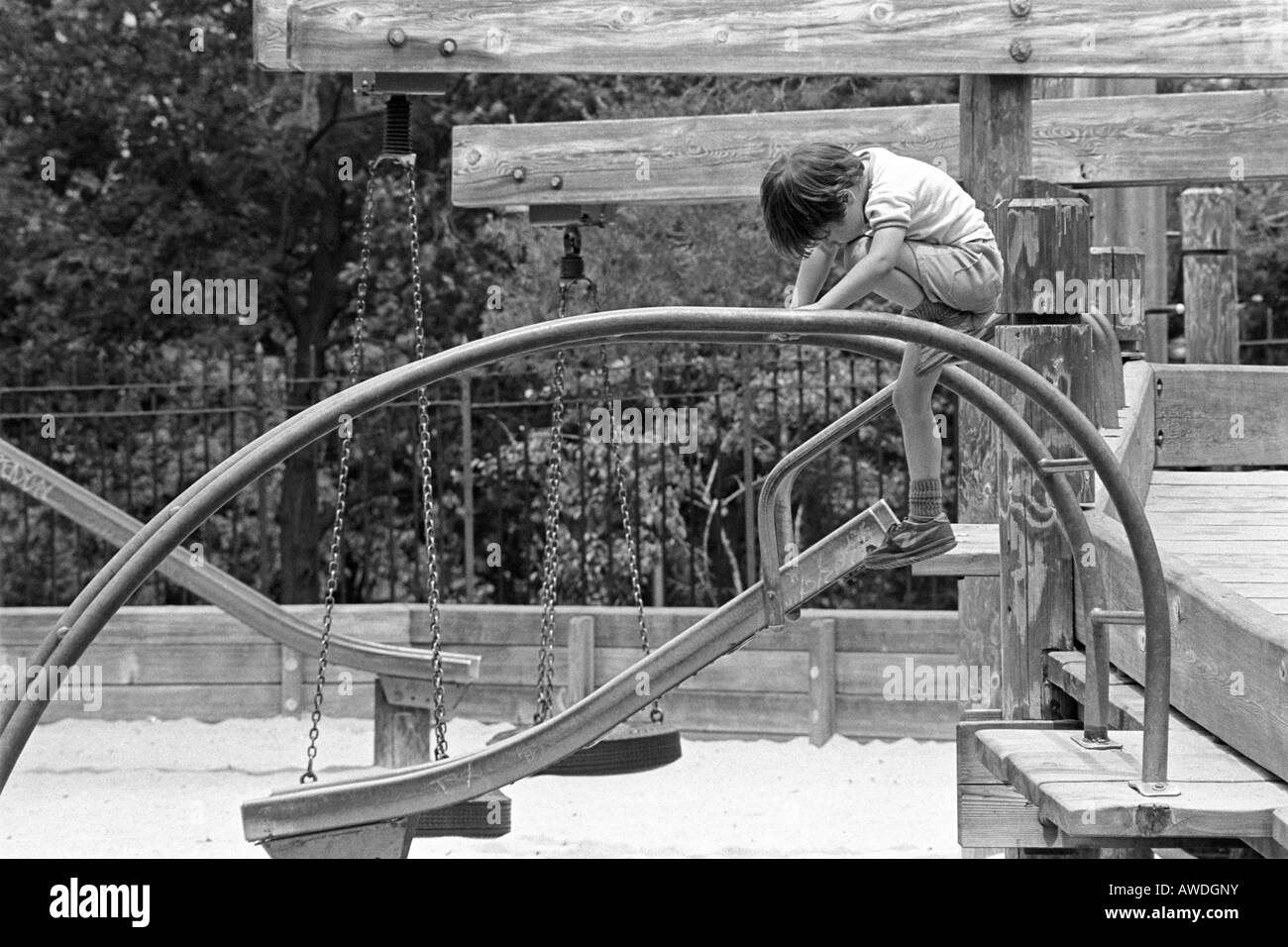 Kleiner Junge spielt alleine auf einem Spielplatz in Brooklyn New York Stockfoto