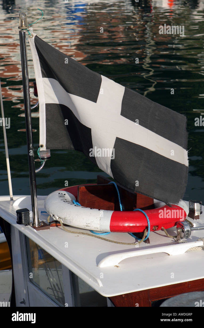 Cornish Flag of Cornwall bekannt als St Piran's Flag auf dem Oberdeck eines Bootes in Padstow Harbour, Cornwall, Vereinigtes Königreich Stockfoto