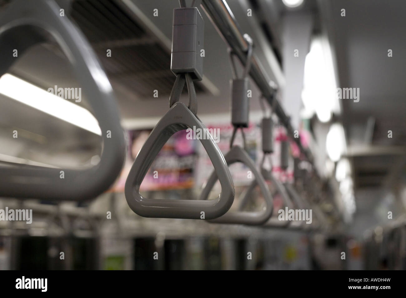 Griffe hängen vom Dach der u-Bahn von Tokio. Engen Schärfentiefe bietet selektiven Fokus an einem Griff. Stockfoto