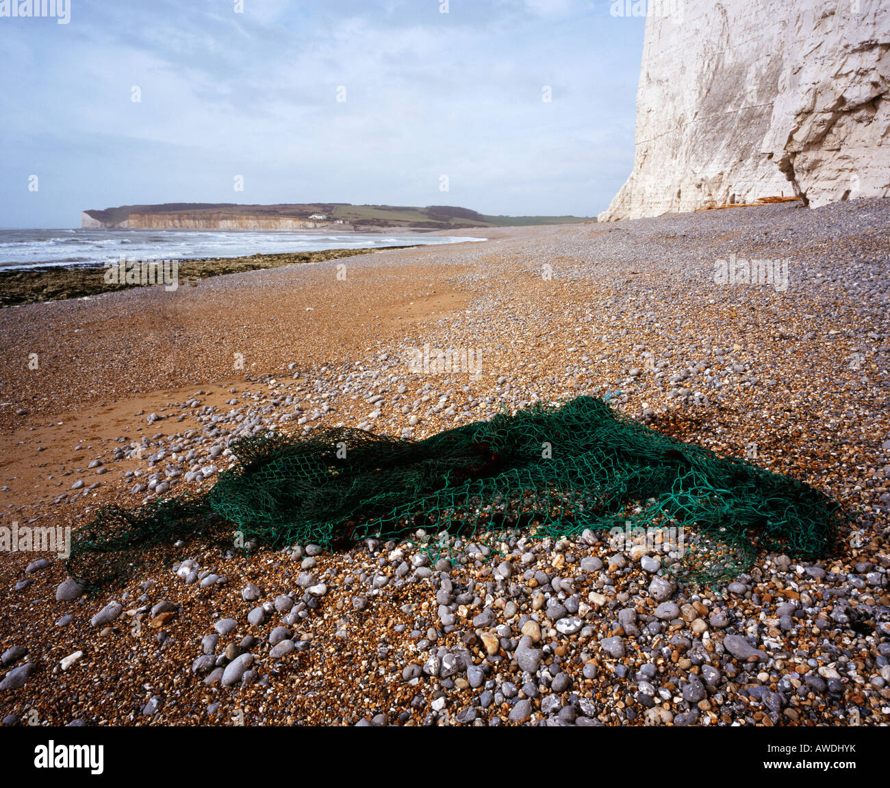 Ausrangierte Fischernetz gewaschen auf einem Strand. Cuckmere Haven, East Sussex, England, UK. Stockfoto