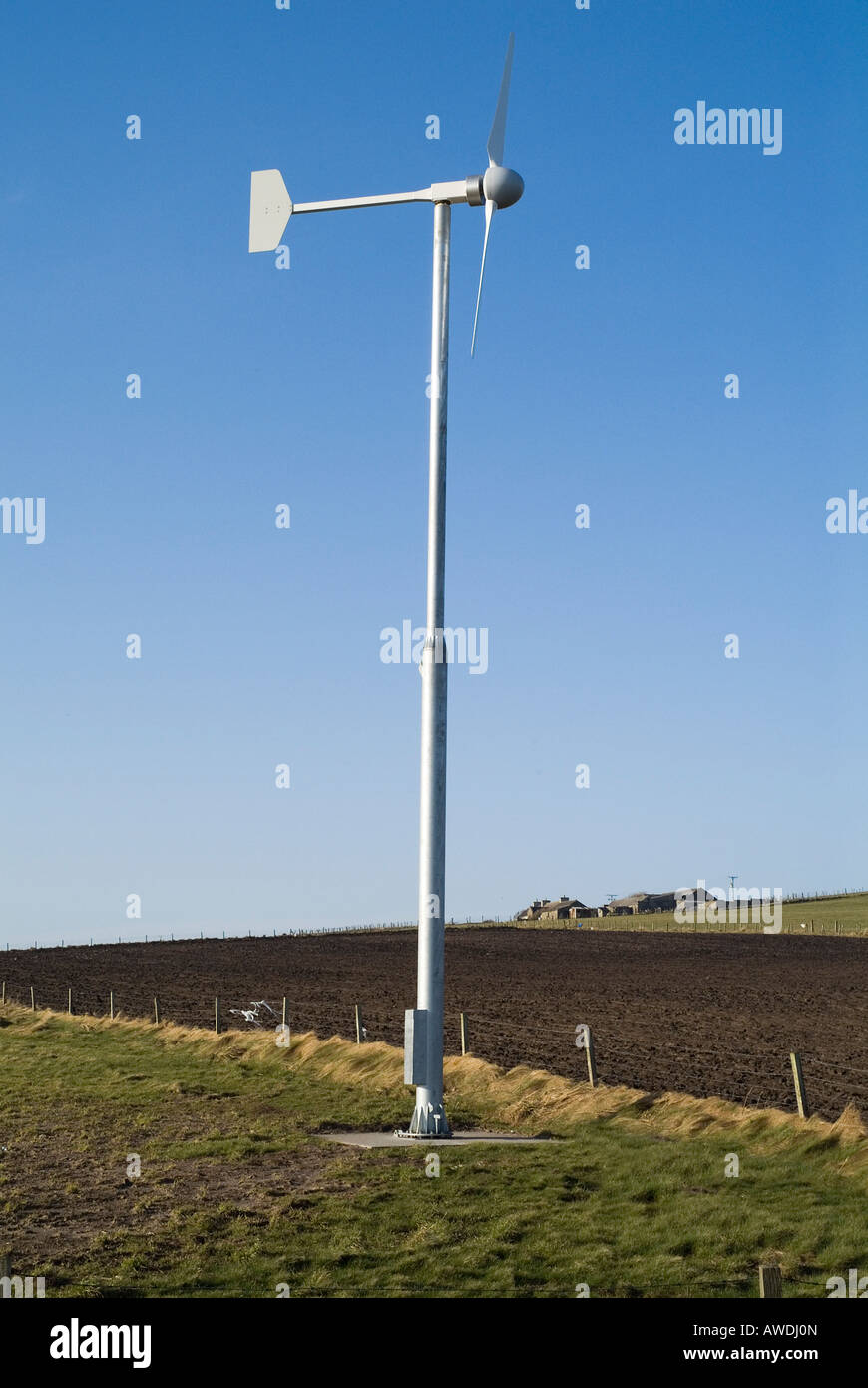 Dh WEA UK kleines Windrad Bauernhof Felder Orkney Stockfoto
