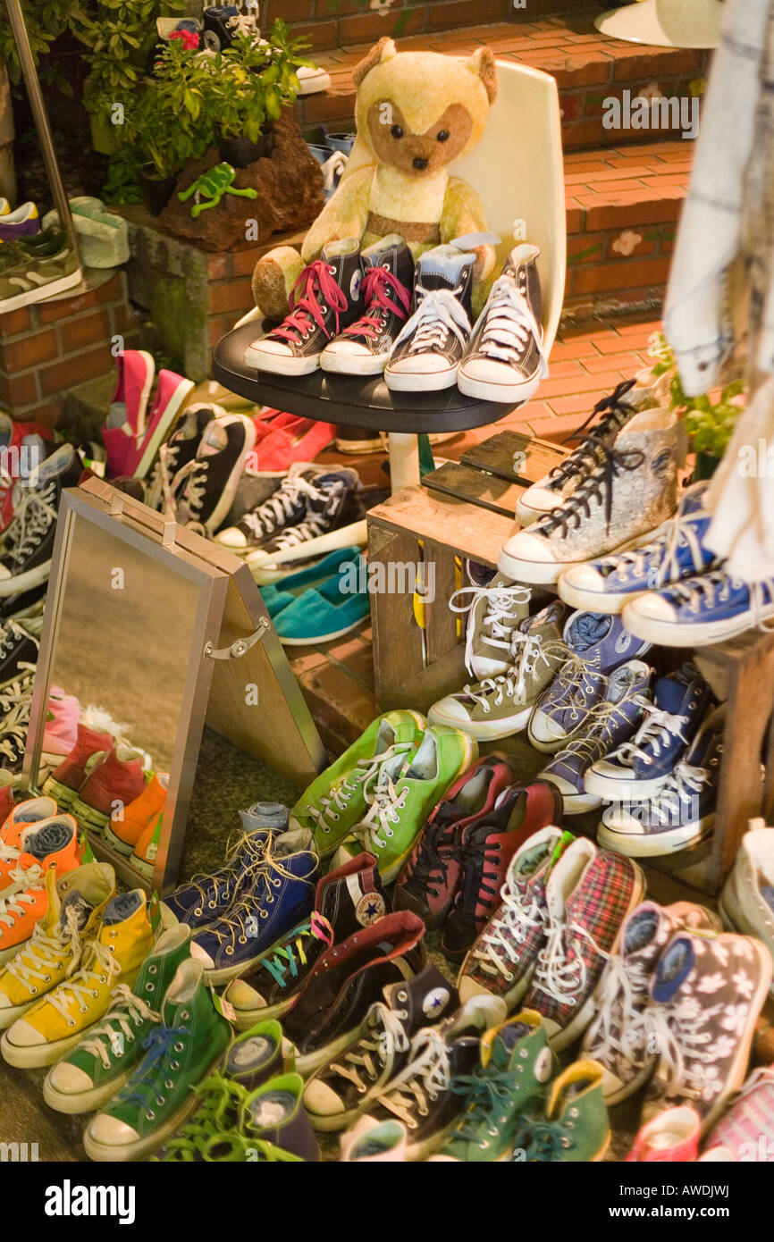 Converse All Stars Schuhe auf dem Display an funky Bekleidungsgeschäft in Tokio auf der berühmten Jugend Modestraße Takeshita Dori, Harajuku Stockfoto