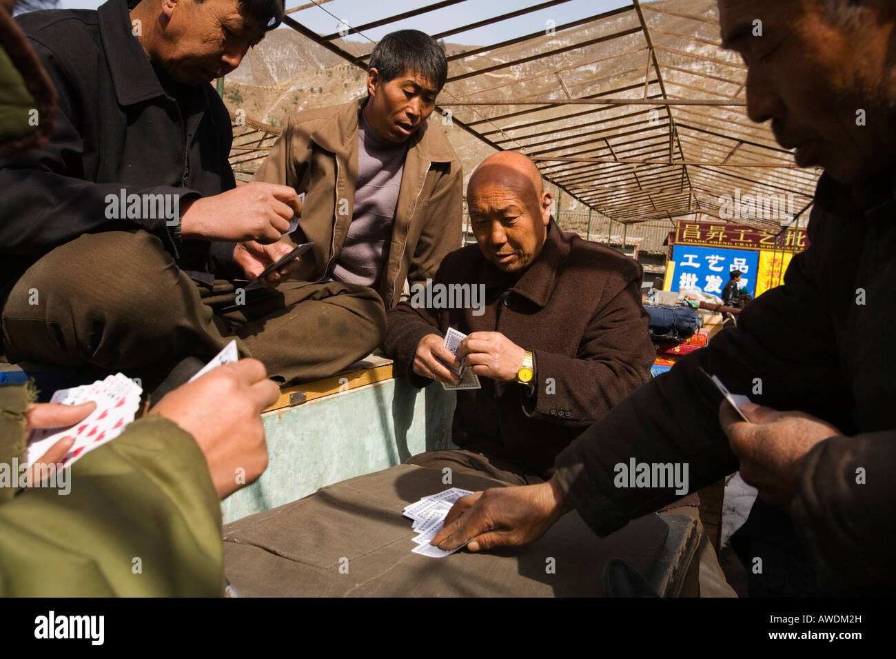 Männer-Spielkarten auf der Straße. Wutai Shan, der Volksrepublik China Stockfoto