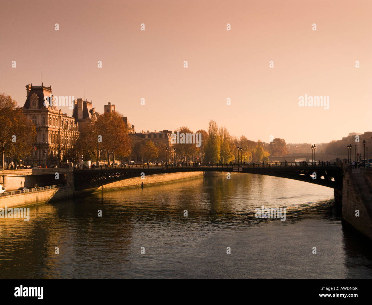 Paris und Seine im Herbst - Hotel de Ville und Pont D'Arcole in der Abenddämmerung Stockfoto