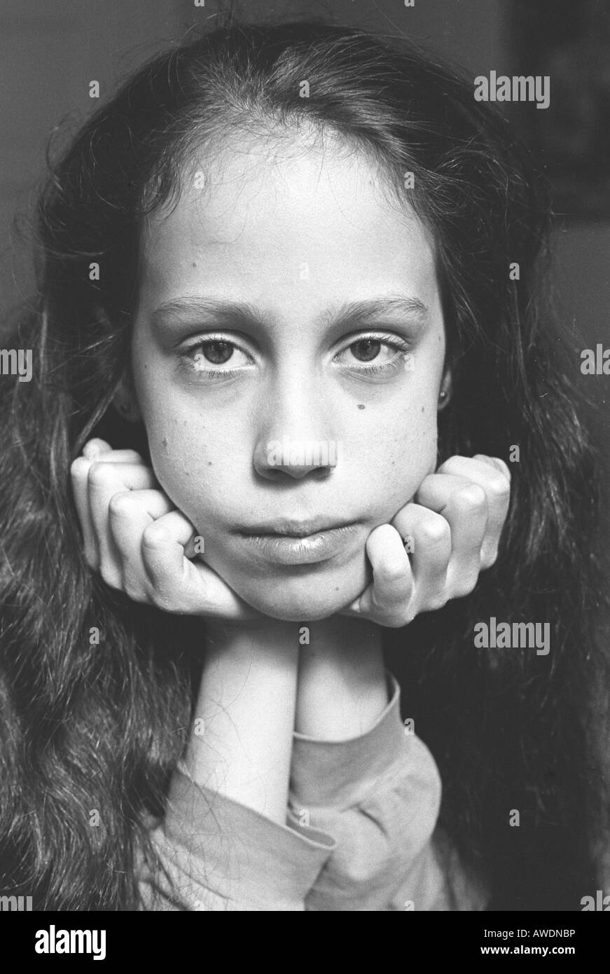 Porträt eines jungen Mädchens mit dem Kopf in die Hände Stockfoto