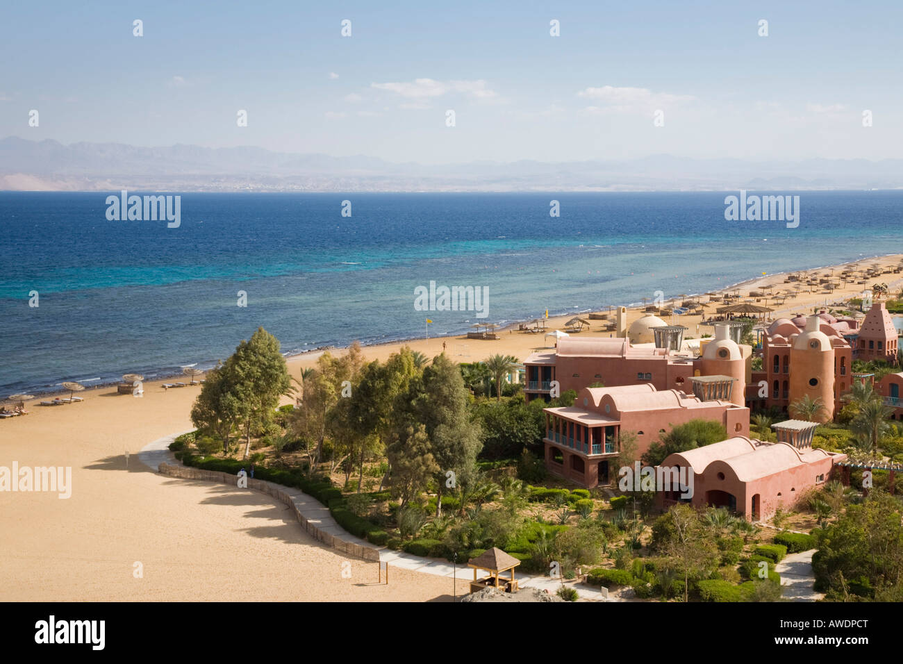 Taba Heights Halbinsel Sinai Ägypten hohe Aussicht auf ruhigen Sandstrand und Hotel im Resort am Roten Meer Ostküste Stockfoto