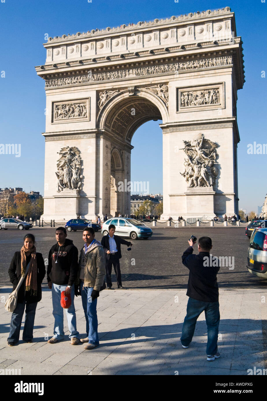 Paris, Touristen am Arc de Triomphe, Paris, Frankreich, mit Leuten, die Fotos machen Stockfoto