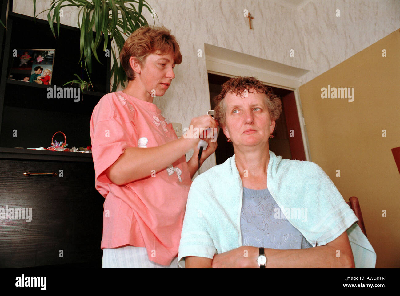 Frau eine andere Frau an den Haaren, Kotulin, Polen Crimpen Stockfoto