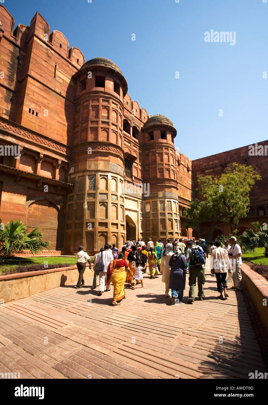 Agra Red Fort Amar Singh Gateway befestigten Haupttor und Torbogen mit Besuchern und Touristen Uttar Pradesh Indien Asien Stockfoto