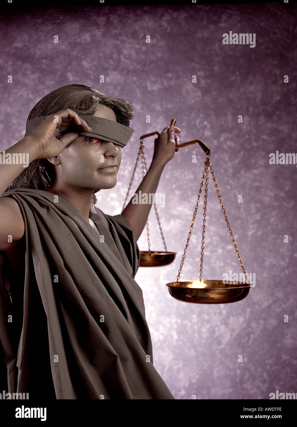 1 ein weibliches Modell Lady Gerechtigkeit Waage Augenbinde Blindkopie Raum rechtliche Legalität Demo Demokratie Rechtsanwalt Stockfoto