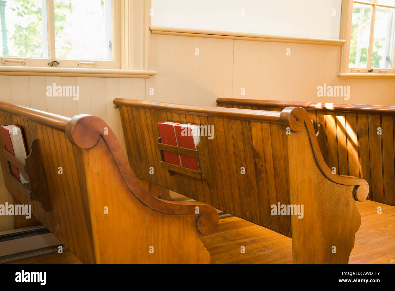 ILLINOIS Rockford Gesangbücher in Rack auf Rückseite des hölzernen Pew historisches Gebäude in der Mitte Dorf Community Church Stockfoto