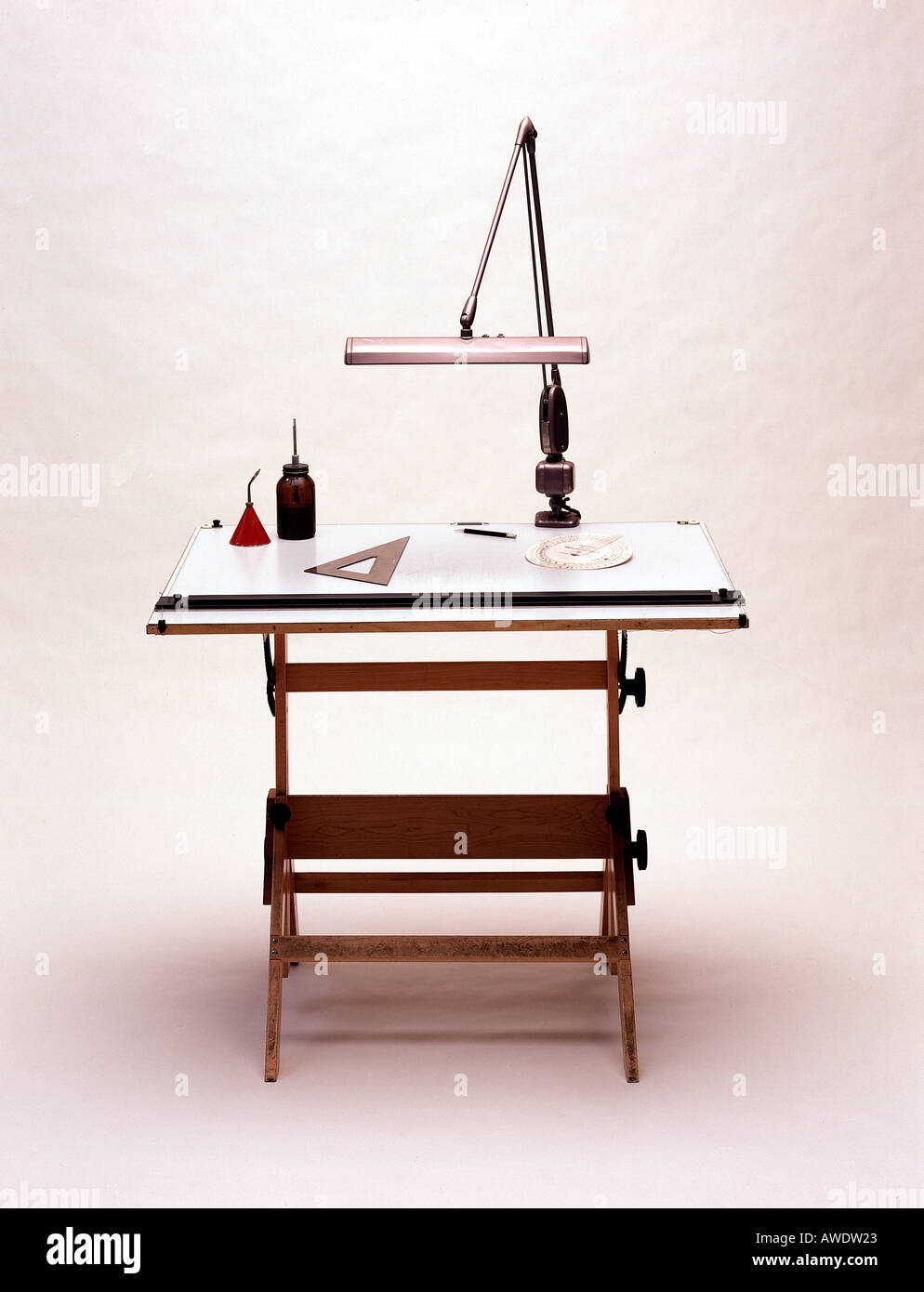 Ausarbeitung von Zeichner Architekt Designer Ingenieur Arbeit Tisch Lampe  Werkzeuge Dreieck grafischen Schreibtischlampe Stockfotografie - Alamy
