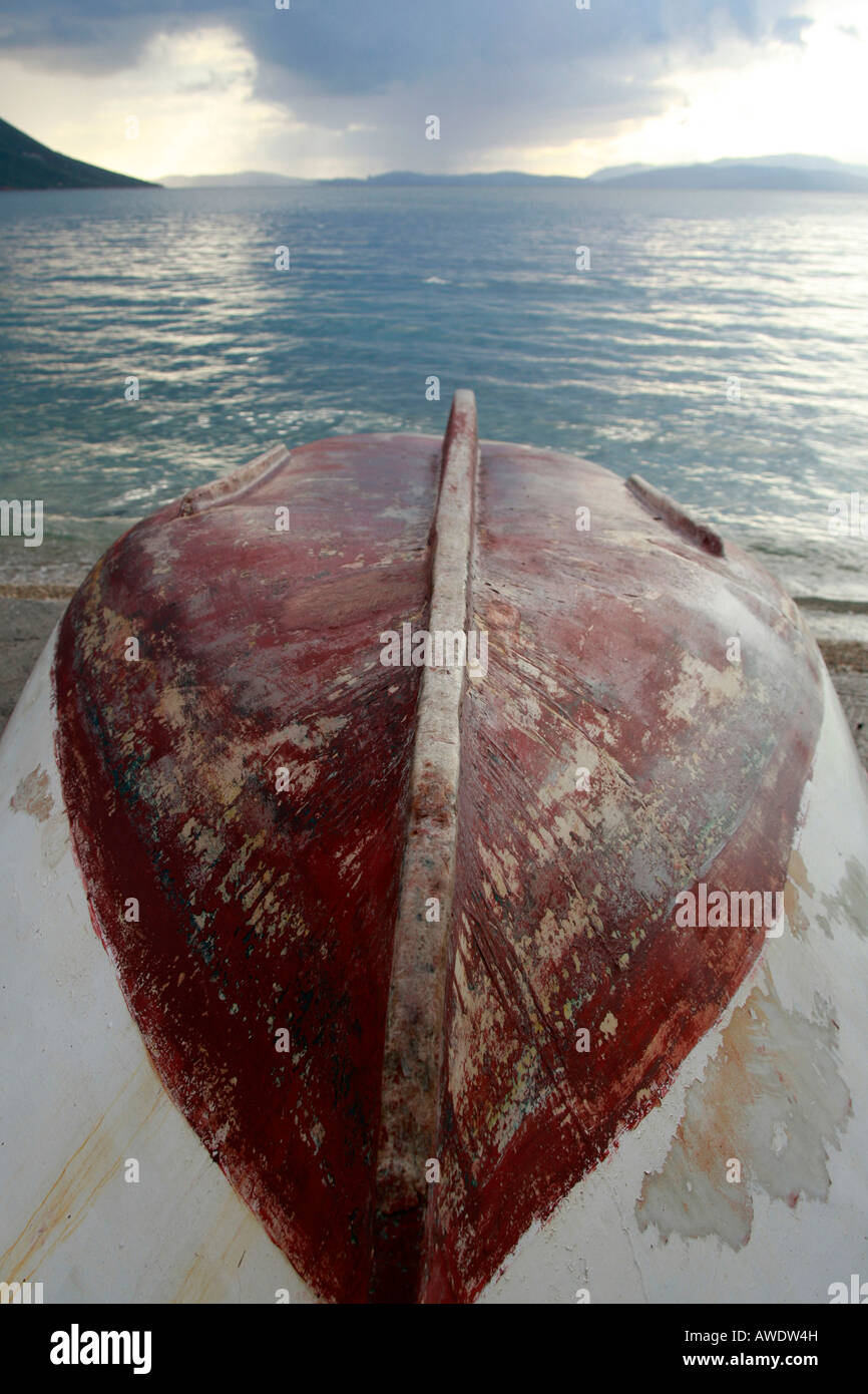 hölzerne Kiel am Strand von Mitikas Dorf im Ionischen Meer Griechenland Stockfoto