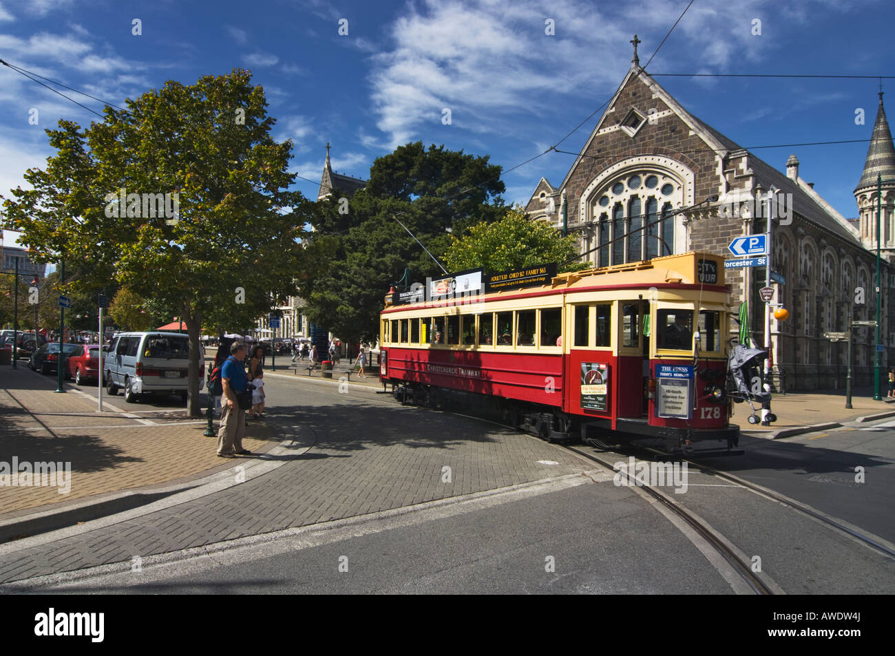 Restauriert Oldtimer Straßenbahn Blätter dem Arts Centre in Christchurch auf dem Weg zur nächsten Haltestelle auf der touristischen Parcours. Stockfoto