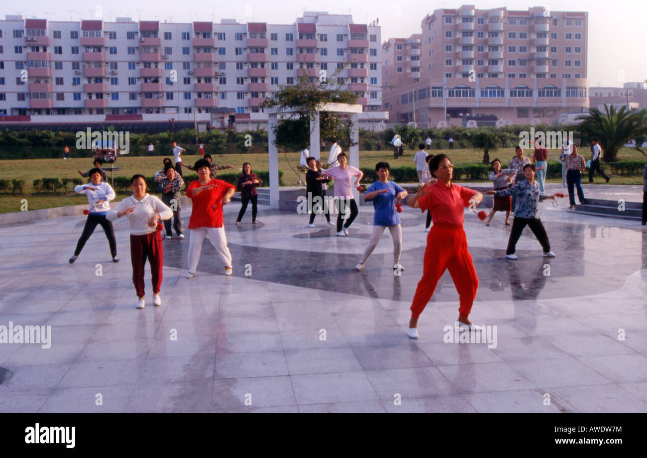 Menschen, die Tai Chi in den frühen Morgenstunden in Xiamen China Stockfoto