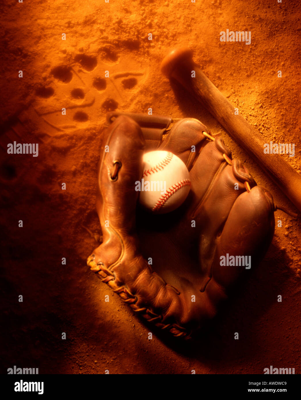 Markieren Sie Stillleben Baseball Symbole symbolische Handschuh Kugel Fledermaus Schmutz Klampe Stockfoto