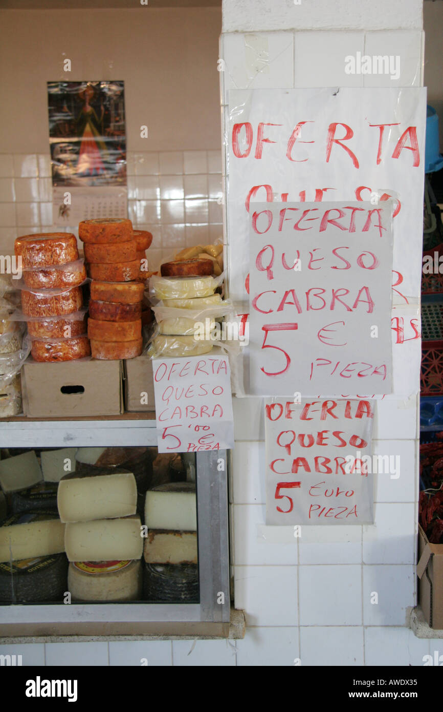 Eine Vielzahl von verschiedenen Arten von Käse für den Verkauf in einem spanischen Markt Trujillo, Extremadura, Spanien Stockfoto