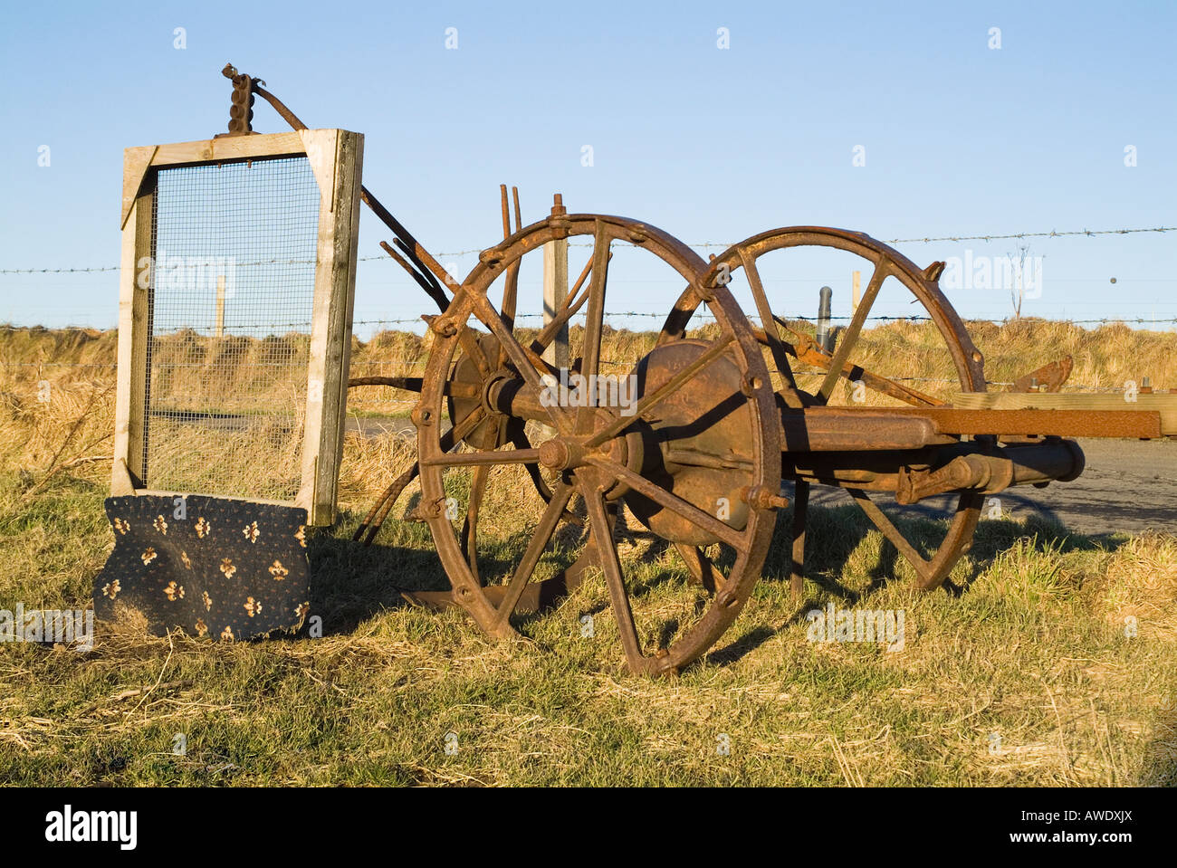 Dh-MASCHINEN DE Traktor Anhänger für das Aufbrechen Mutterboden Kultivator in Bauernhof Feld Stockfoto