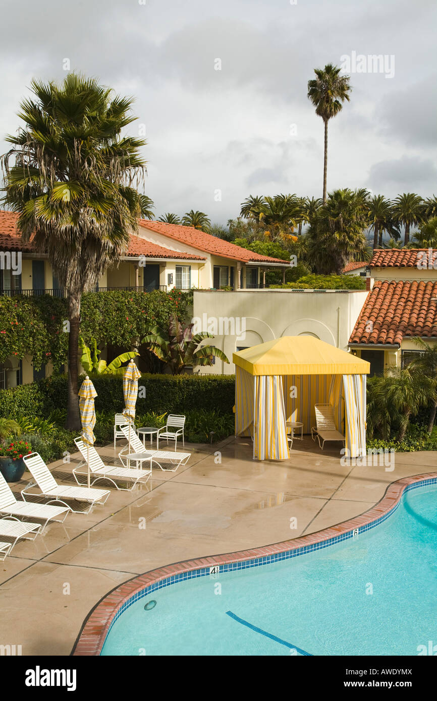 CALIFORNIA Santa Barbara leeren Swimmingpool im Hotel weißer Chaise Lounges und Cabana am regnerischen Tag bewölktem Himmel Stockfoto