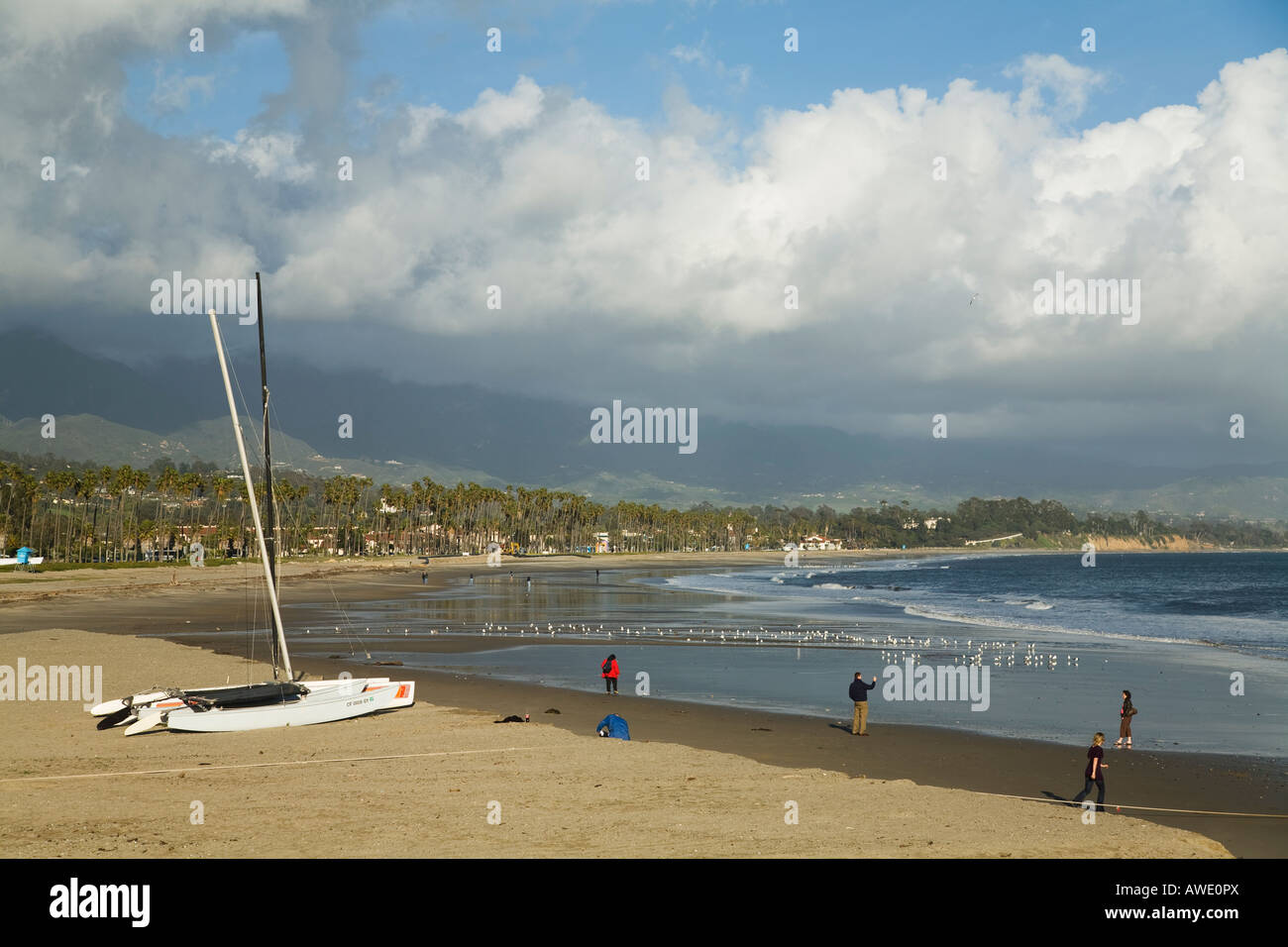CALIFORNIA Santa Barbara Passanten entlang Gewässern Kante am Oststrand Bergen und Pazifik Möwen im seichten Wasser Stockfoto