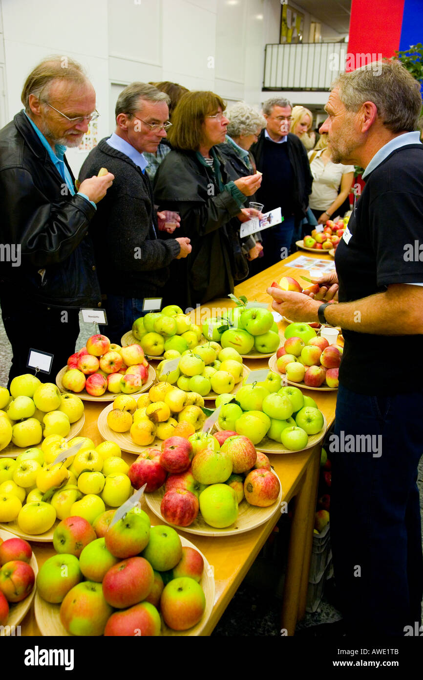 Weinprobe in der königlichen Veterinär- und Landwirtschaftsuniversität Apple Stockfoto