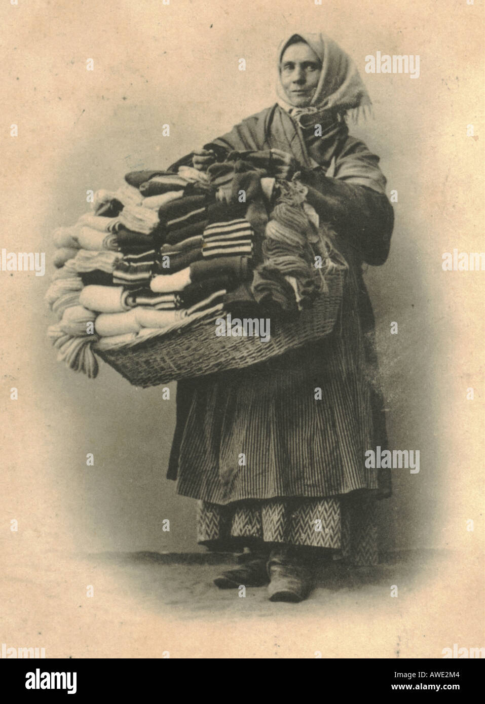 Russische Postkarte eines Verkäufers Socken circa 1905 Stockfoto