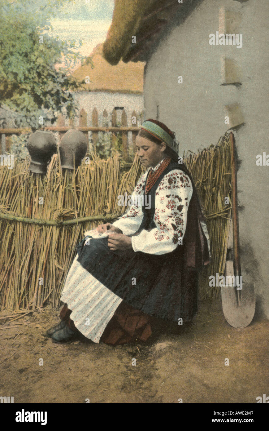 Russische Postkarte einer ukrainischen Frau circa 1905 Stockfoto