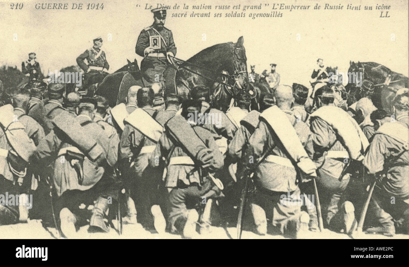 Russische Ansichtskarte des Kaisers hält ein Symbol seiner knienden Soldaten 1914 Stockfoto