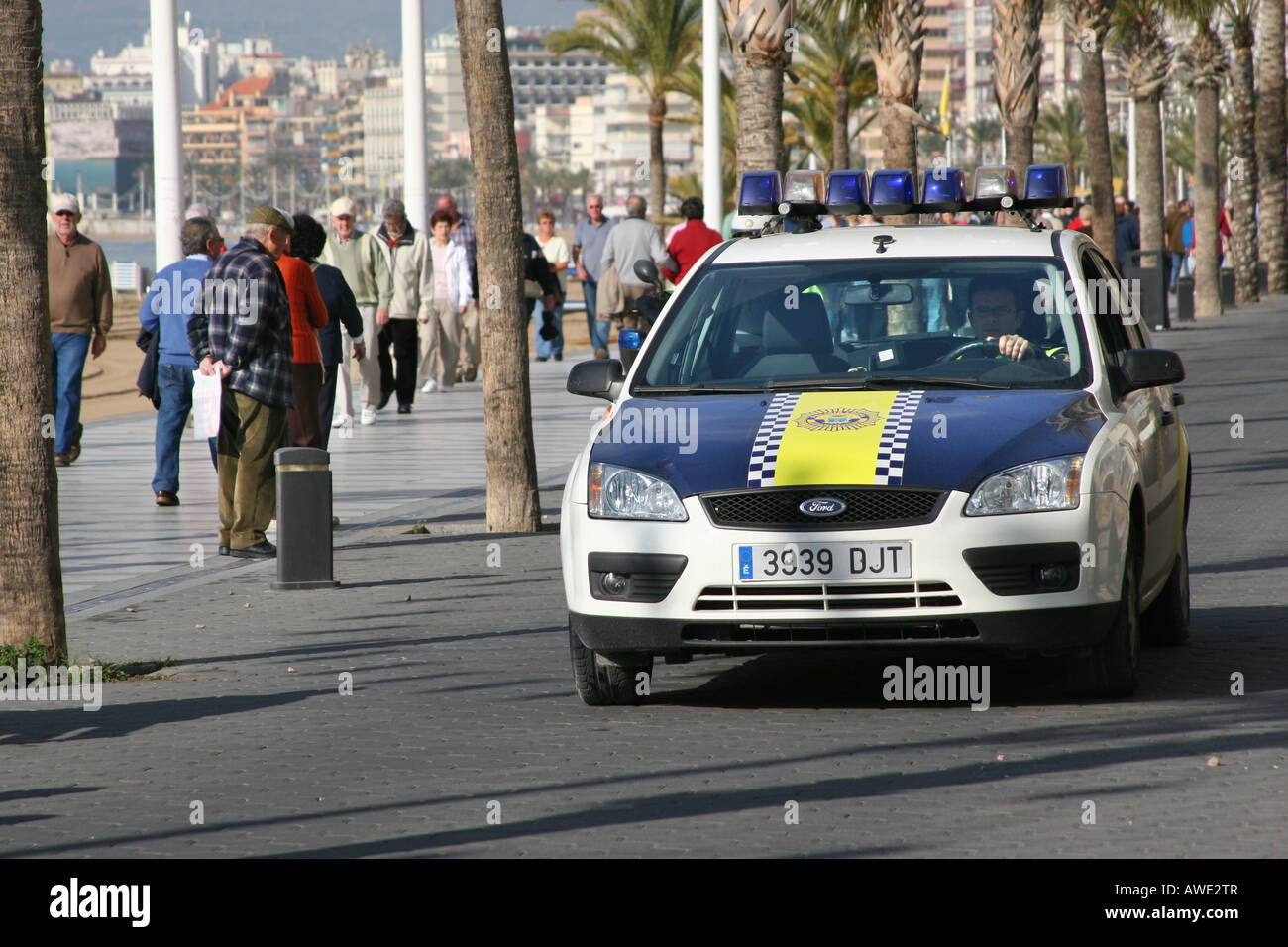 Polizei Auto Patrouille Strandpromenade in Benidorm, Spanien. Stockfoto