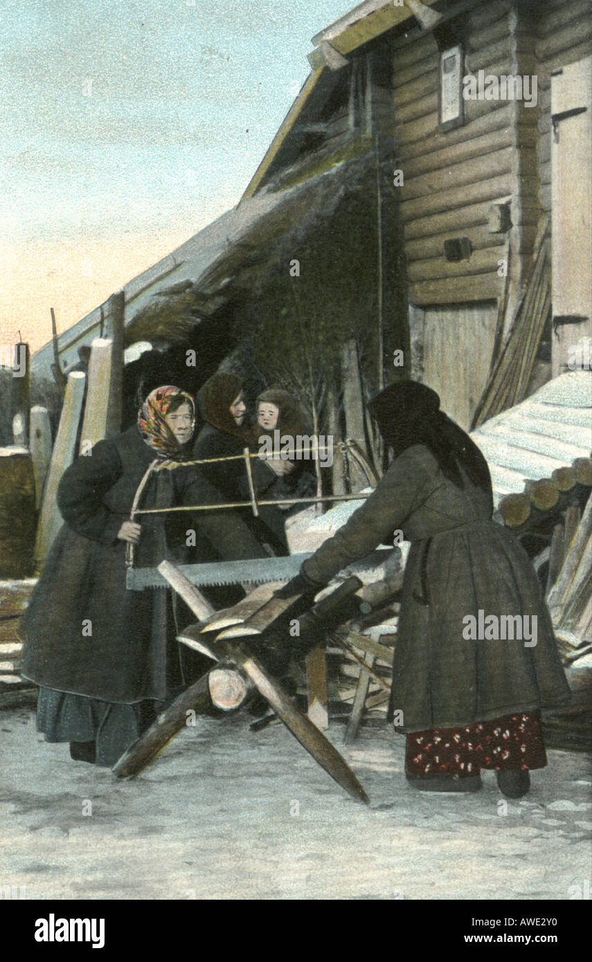 Russische Postkarte von Frauen Holzsägen circa 1905 Stockfoto