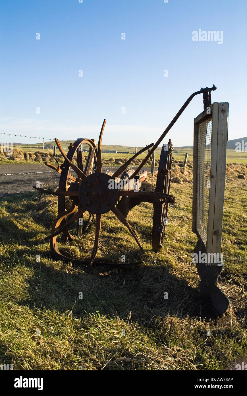 Dh-MASCHINEN DE Traktor Anhänger für das Aufbrechen Mutterboden Kultivator in Bauernhof Feld Stockfoto