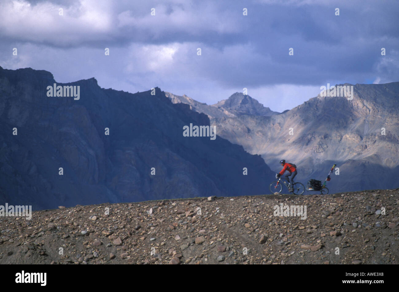 Biker auf einem Bergrücken. Mountainbike Touren, Nordindien Stockfoto