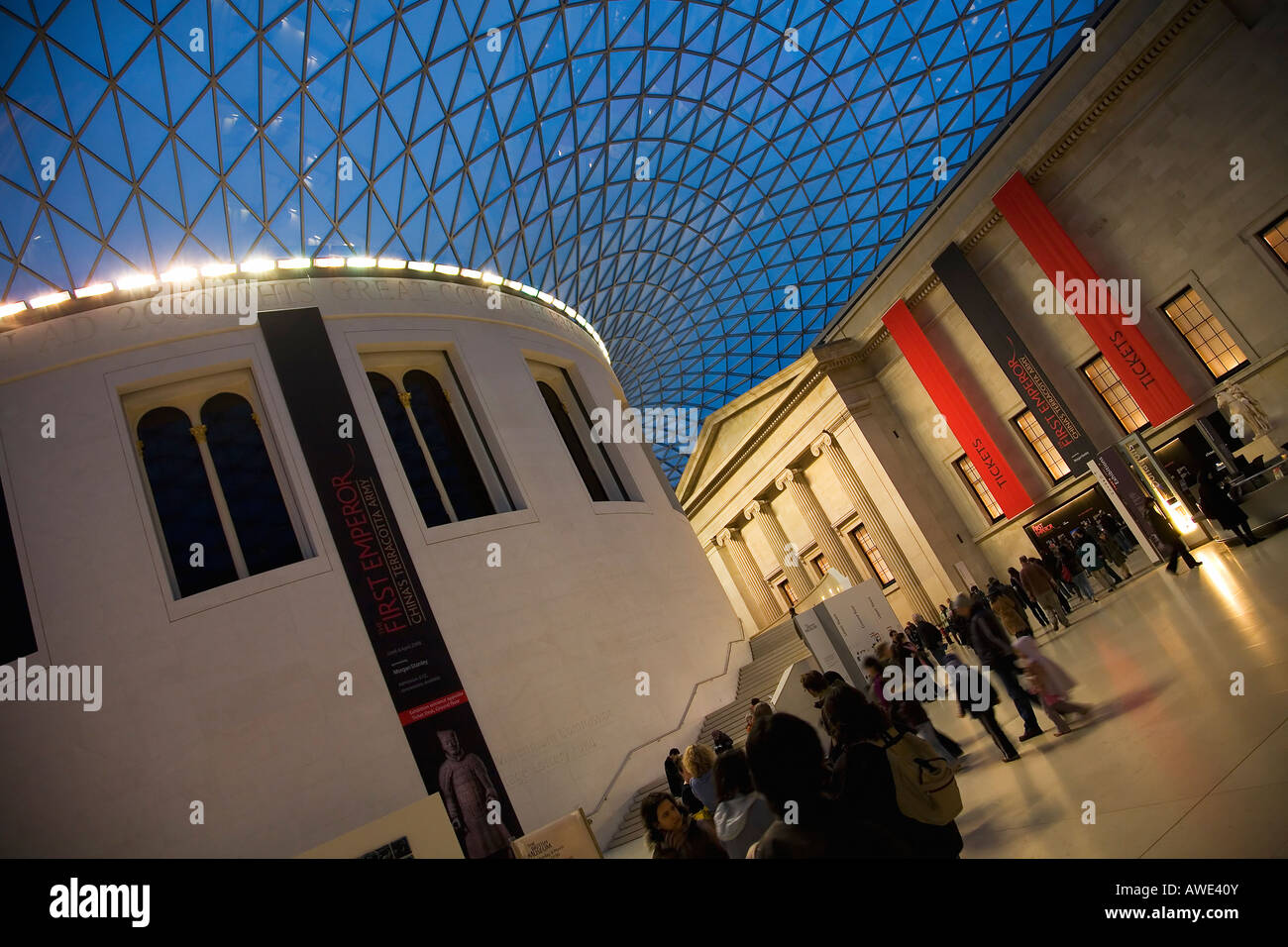 Großer Hof und Leseraum mit Besuchern British Museum London England UK United Kingdom GB Großbritannien British Isles Stockfoto