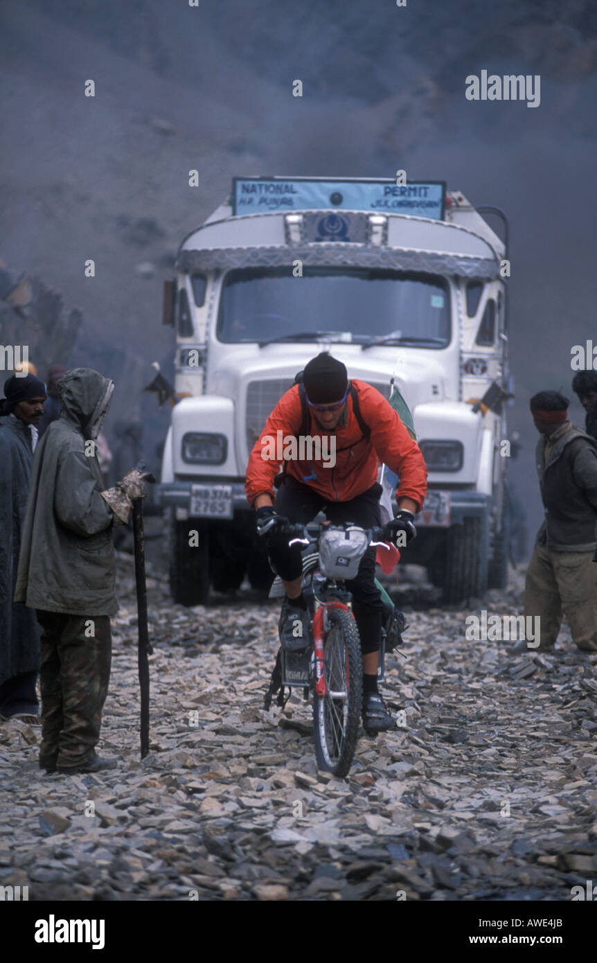 Mountain Bike Expedition entlang der Manali nach Leh Road, Ladakh, Indien. Stockfoto