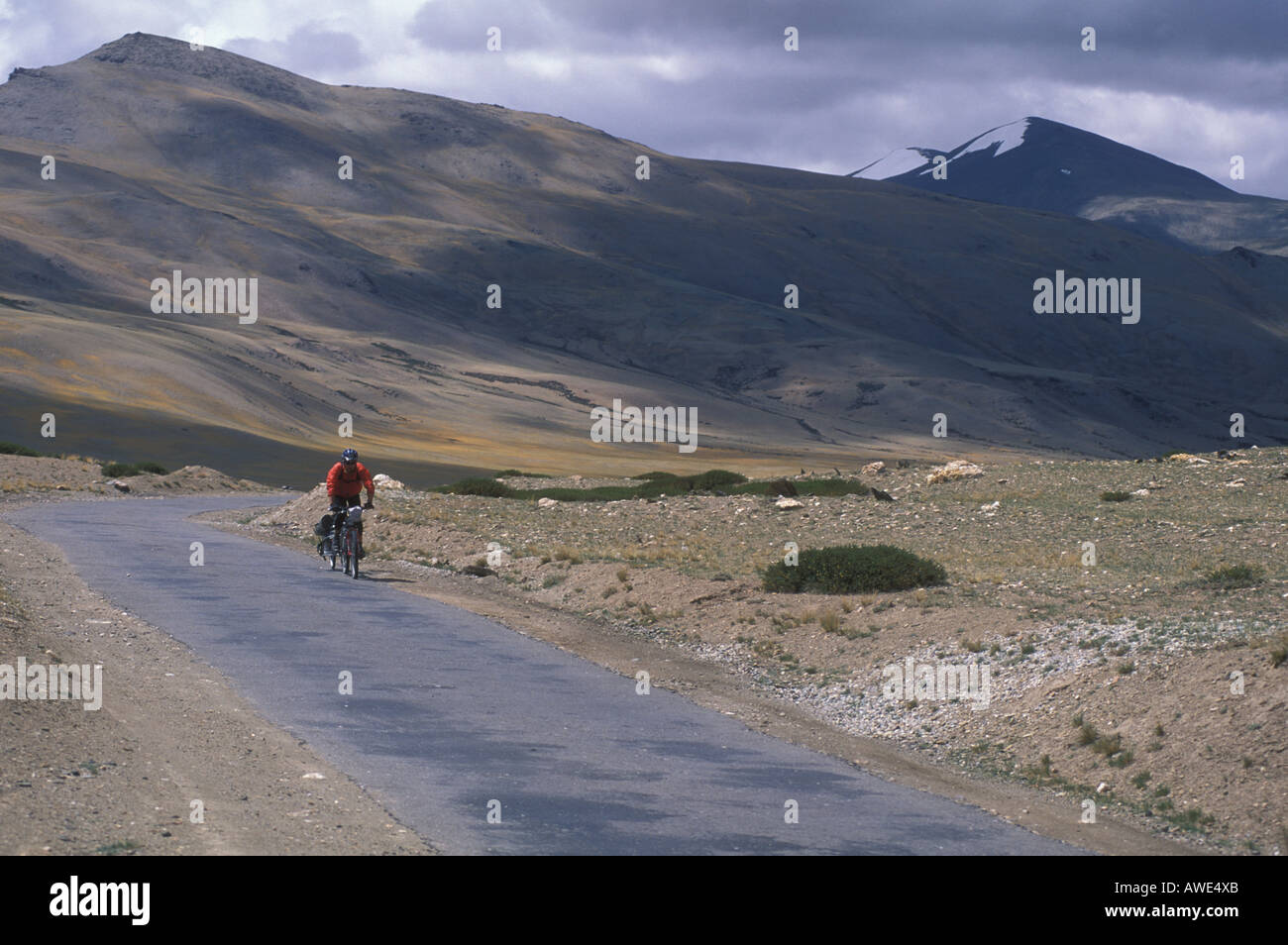 Mountainbike Touren in einen Sturm entlang der Morey-Ebene. Manali nach Leh Road, Ladakh, Indien. Stockfoto