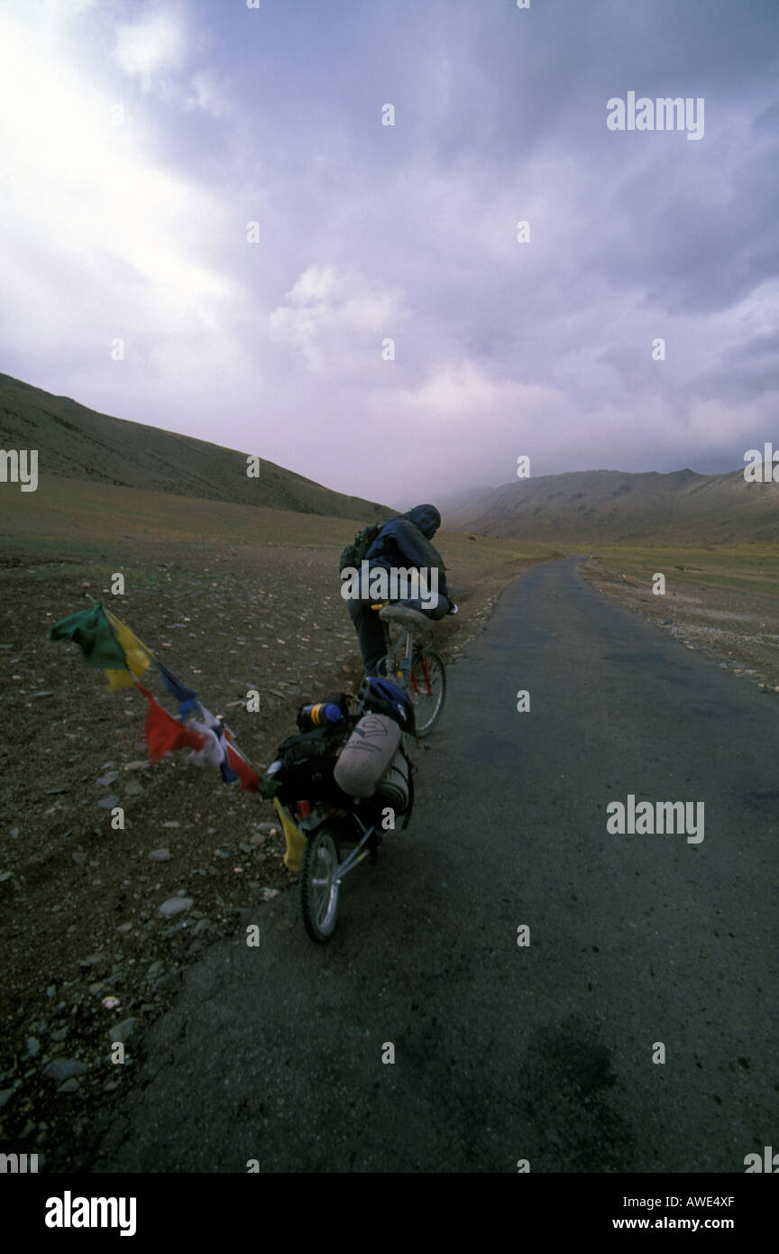 Mountainbike Touren entlang der Morey-Ebene. Manali nach Leh Road, Ladakh, Indien. Stockfoto