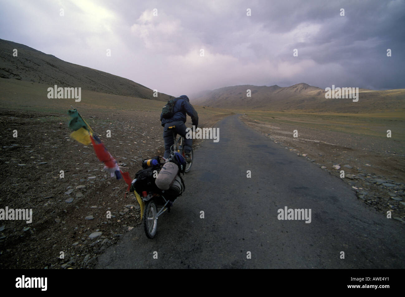 Mountainbike Touren in einen Sturm entlang der Morey-Ebene. Manali nach Leh Road, Ladakh, Indien. Stockfoto