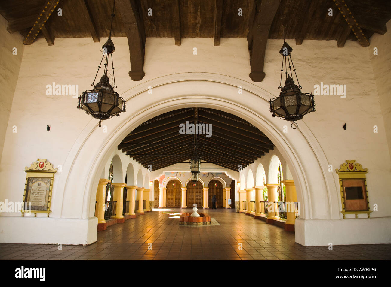 CALIFORNIA Santa Barbara Arlington Theatergebäude gewölbte Öffnung zum Innenhof foundtain Stockfoto