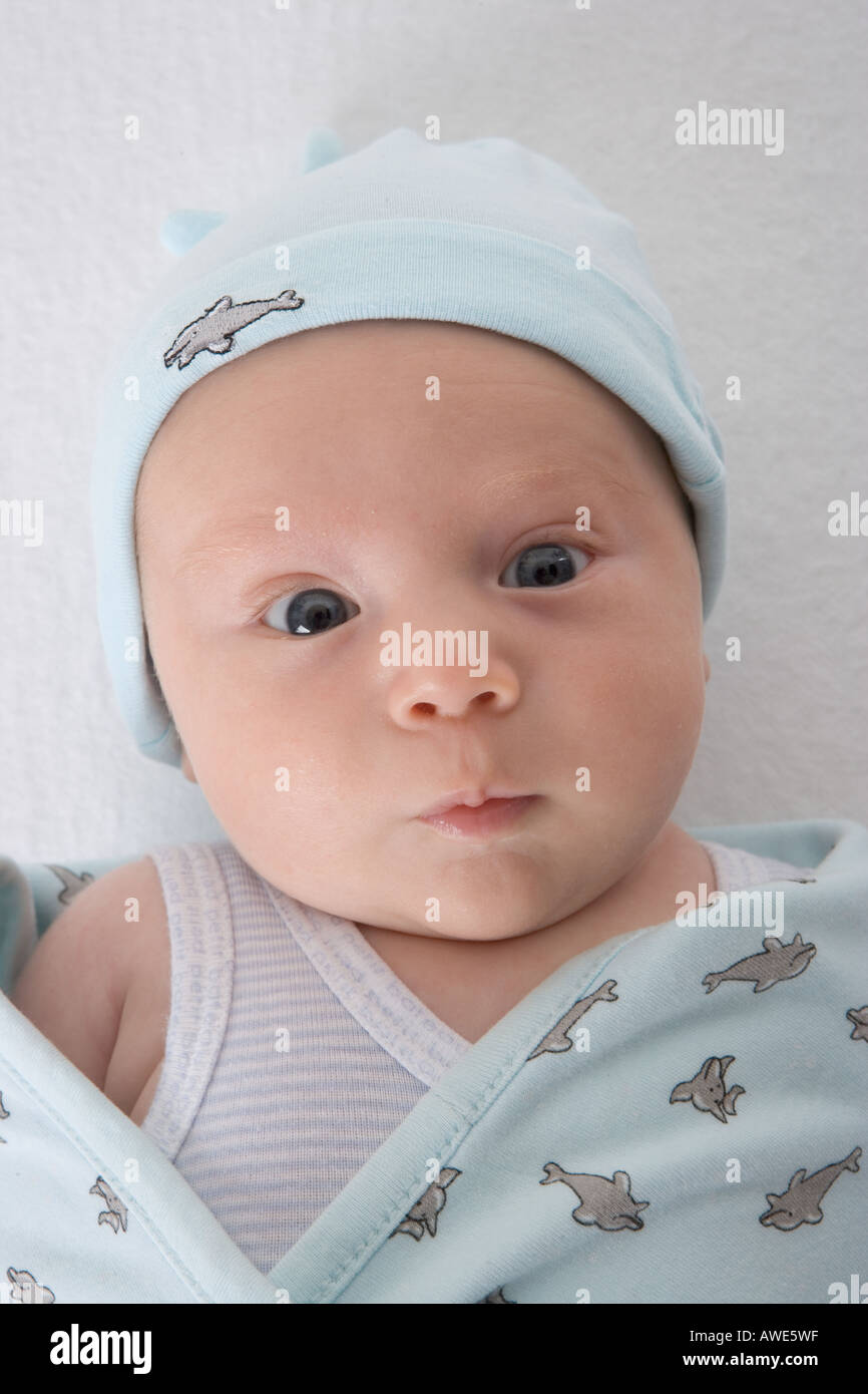 Porträt eines Neugeborenen mit einer Kappe Stockfoto