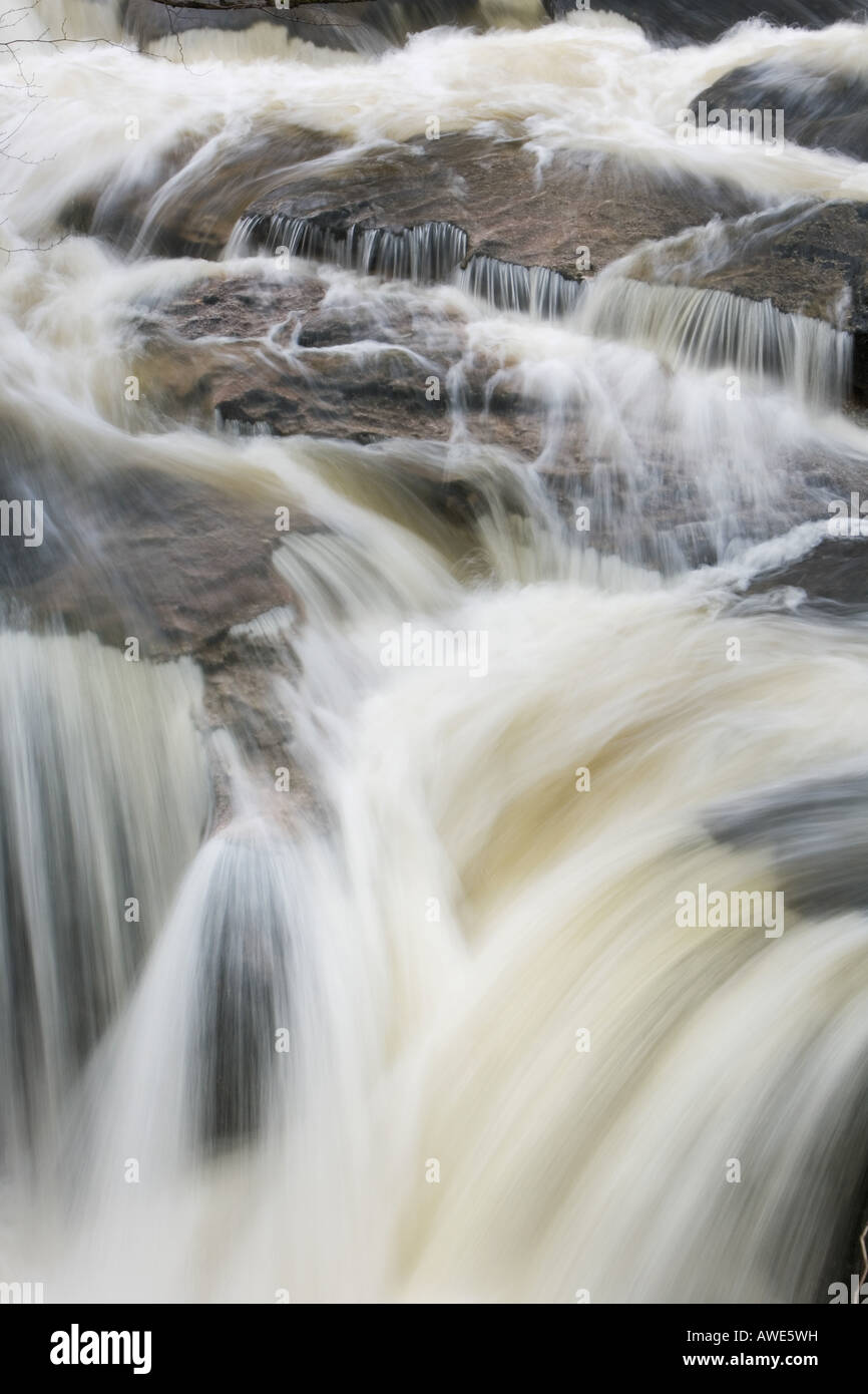 Stenkrith Park Wasserfall, Kirkby Stephen, Cumbria. VEREINIGTES KÖNIGREICH. Langzeitbelichtung abstraktes Muster Stockfoto