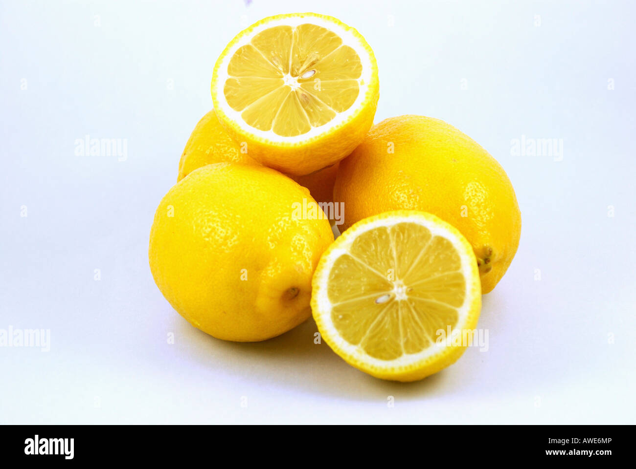 Eine Zitrone in Scheiben geschnitten in der Hälfte der anderen Zitronen gestapelt Stockfoto