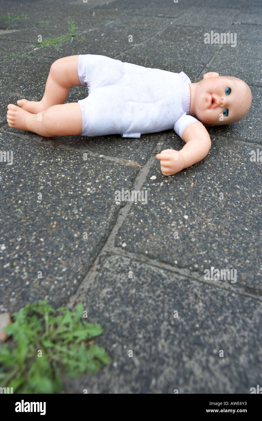 Eine verlorene Puppe auf der Straße Stockfoto